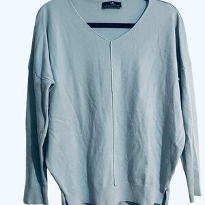 Urban Daizy Oversized V-Neck Sweater. Light blue. Size Medium.